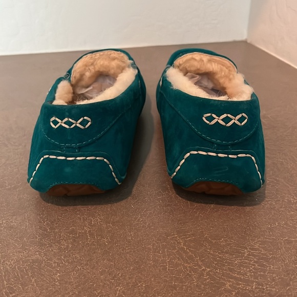 Ugg slippers size 7 - Picture 5 of 15